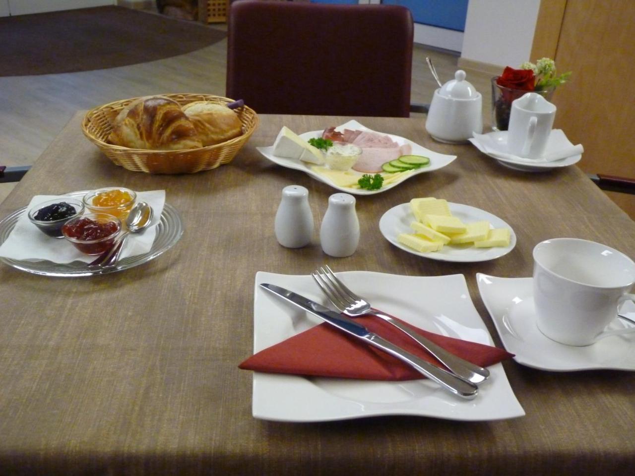 Cafe Und Pension Blohm جرايفسفالد المظهر الخارجي الصورة
